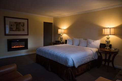 Deluxe Room, 1 King Bed, Fireplace | In-room safe, desk, iron/ironing board, cribs/infant beds