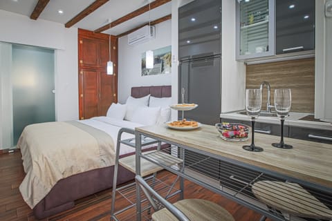 Junior Studio | Minibar, in-room safe, desk, laptop workspace