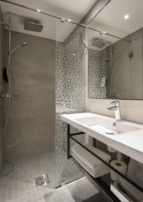Standard Room, 1 Queen Bed | Bathroom | Shower, eco-friendly toiletries, hair dryer, bidet