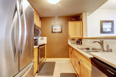 Condo, 1 Bedroom | Private kitchen | Fridge, oven, coffee/tea maker, toaster