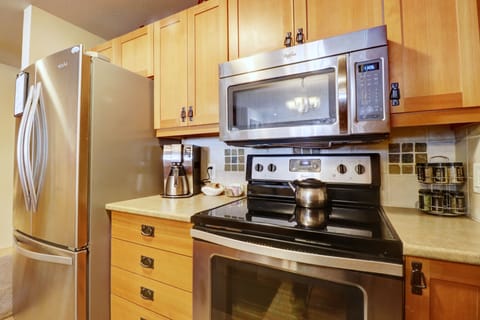 Condo, 1 Bedroom | Private kitchen | Fridge, oven, coffee/tea maker, toaster