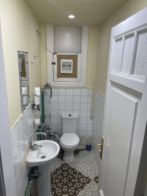 Deluxe Single Room Shared Bathroom | Bathroom | Combined shower/tub, jetted tub, rainfall showerhead, free toiletries