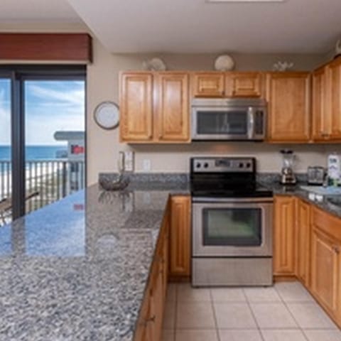 Condo, 3 Bedrooms | Private kitchen | Fridge, oven, coffee/tea maker