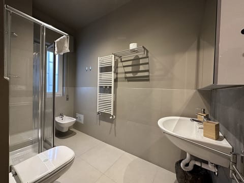 Classic Double Room, 1 Bedroom, Ensuite | Bathroom | Shower, hair dryer, bathrobes, bidet