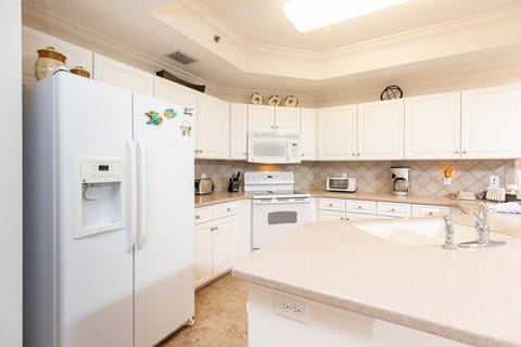 Condo, 3 Bedrooms | Private kitchen | Fridge, oven, coffee/tea maker