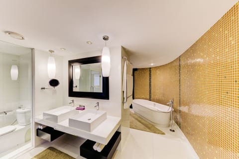 Presidential Suite | Bathroom | Free toiletries, hair dryer, bathrobes, slippers