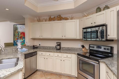 Condo, 3 Bedrooms | Private kitchen | Fridge, oven, coffee/tea maker