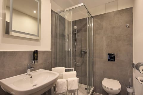 Standard Double Room | Bathroom | Shower, hair dryer, towels