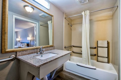 Standard Room, 1 King Bed, Accessible, Non Smoking | Bathroom | Combined shower/tub, rainfall showerhead, towels