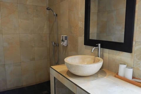 Shower, rainfall showerhead, free toiletries, hair dryer