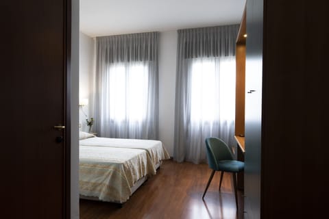 Twin Room | 10 bedrooms, hypo-allergenic bedding, Select Comfort beds, desk