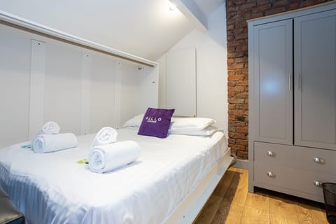 Junior Apartment | Premium bedding, iron/ironing board, free WiFi, bed sheets