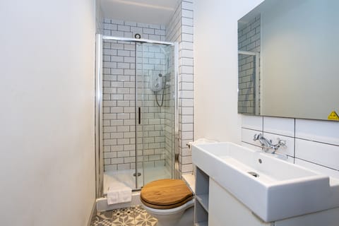 Comfort Apartment | Bathroom | Free toiletries, hair dryer, soap, shampoo