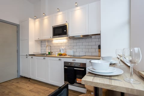 Comfort Apartment | Private kitchen | Microwave, oven, stovetop, electric kettle