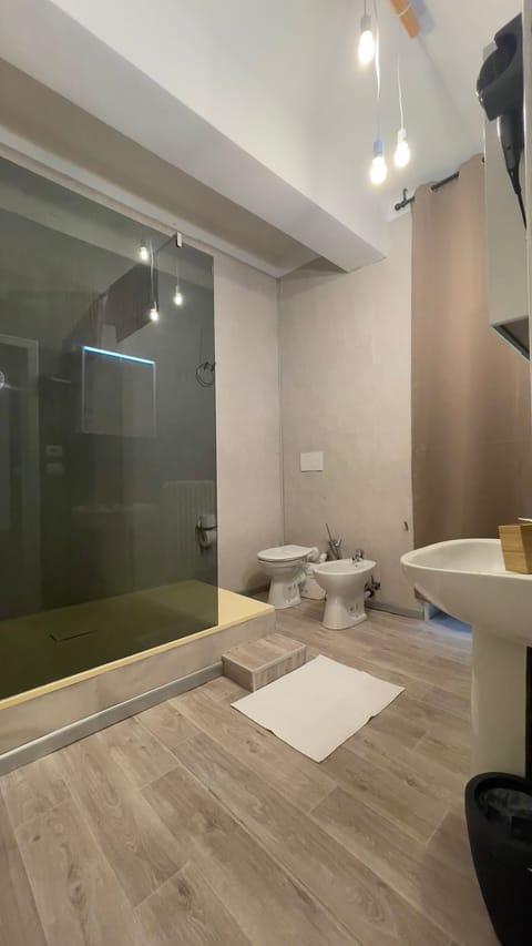 Deluxe Room, 1 Bedroom, Balcony, Courtyard View | Bathroom | Shower, hair dryer, bidet, towels