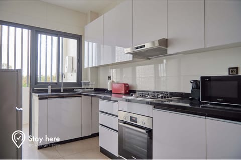 Elite Apartment | Private kitchen | Full-size fridge, microwave, oven, espresso maker