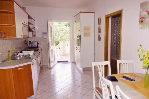 Apartment, Terrace, Bay View (5) | Private kitchen | Full-size fridge, stovetop, cookware/dishes/utensils, cleaning supplies