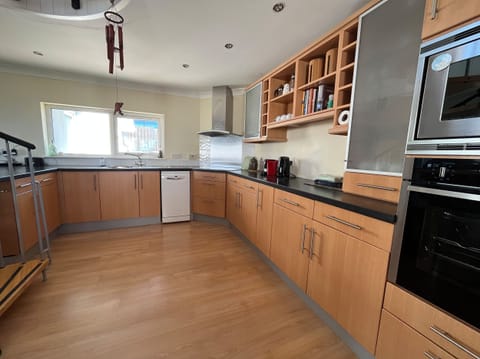 Cottage | Private kitchen | Fridge, electric kettle, toaster, cookware/dishes/utensils