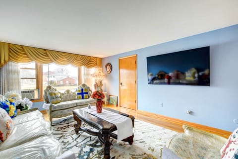 Oak Lawn Vacation Rental | 3BR | 1BA | 2,200 Sq Ft | Stairs Required