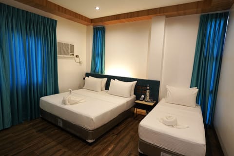 Family Triple Room | In-room safe, desk, free WiFi, bed sheets