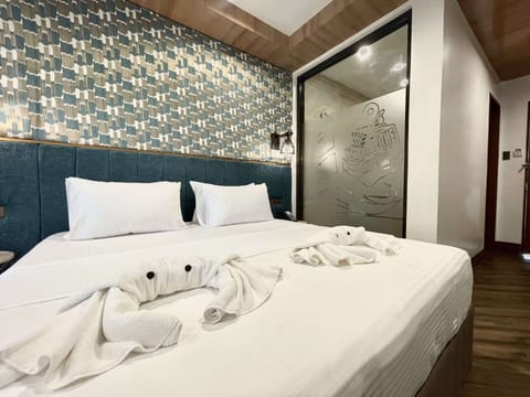 Premier Cabin | In-room safe, desk, free WiFi, bed sheets