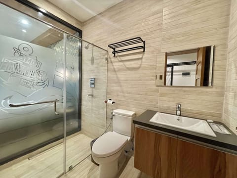 Premier Cabin | Bathroom | Shower, hydromassage showerhead, free toiletries, hair dryer