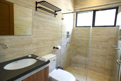 Deluxe Cabin | Bathroom | Shower, hydromassage showerhead, free toiletries, hair dryer
