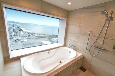 Deluxe Suite | Bathroom | Deep soaking tub, free toiletries, hair dryer, slippers