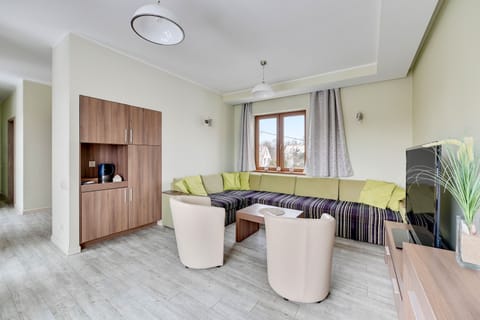 Family Apartment, 2 Bedrooms, Sea View, Beachside (Nautilus 6 os) | Individually decorated, individually furnished, desk, laptop workspace