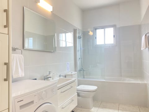 Luxury Apartment | Bathroom | Free toiletries, hair dryer, towels, soap