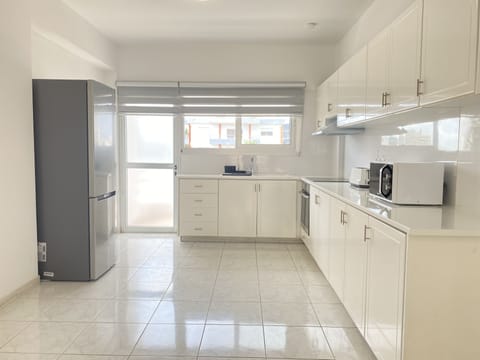 Luxury Apartment | Private kitchen | Full-size fridge, microwave, oven, stovetop