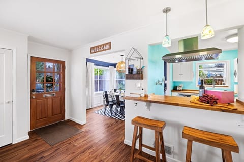 Discover the versatility of our space with an additional dining and/or workspace area, designed to cater to your various needs. 