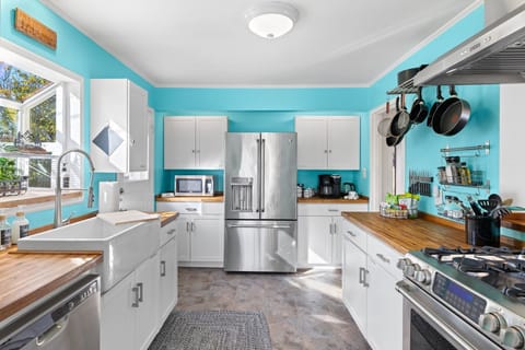 Step into our fully stocked kitchen, a culinary haven ready to inspire your inner chef. From top-of-the-line appliances to a wide array of cooking utensils and gadgets, everything you need is at your fingertips.