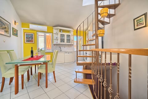 Poetry house | Bathroom | Shower, hair dryer, towels, soap