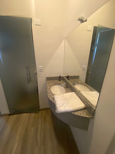 Comfort Twin Room | Bathroom | Free toiletries, towels