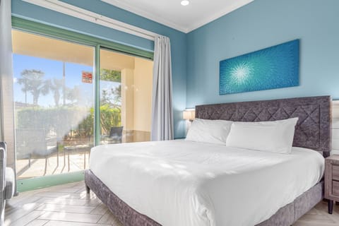 King size bed with balcony access