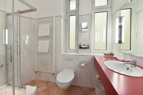 Junior Suite | Bathroom | Free toiletries, hair dryer, slippers, towels