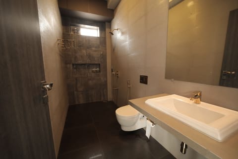 Elite Suite | Bathroom | Shower, free toiletries, towels, soap