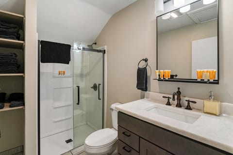 Basic Apartment | Bathroom | Shower, free toiletries, hair dryer, towels