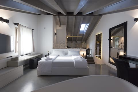 Luxury Studio Suite | Down comforters, pillowtop beds, minibar, in-room safe