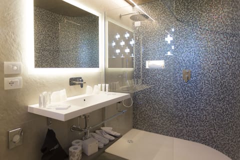 Family Room | Bathroom | Free toiletries, hair dryer, slippers, bidet