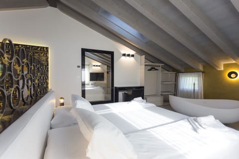 Luxury Studio Suite | Down comforters, pillowtop beds, minibar, in-room safe