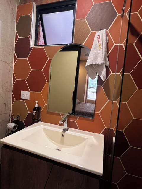 Comfort Double Room | Bathroom | Free toiletries, towels