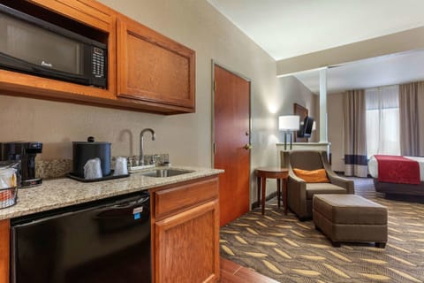 Suite, Multiple Beds, Non Smoking (Upgrade) | Private kitchenette | Fridge, microwave, coffee/tea maker