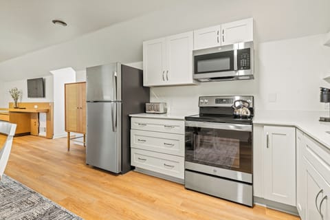 Deluxe Studio Suite | Private kitchen | Mini-fridge, microwave