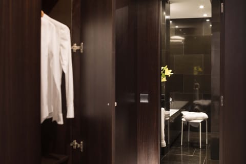 Junior Suite | Bathroom | Combined shower/tub, designer toiletries, hair dryer, bidet