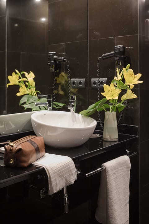 Junior Suite | Bathroom | Combined shower/tub, designer toiletries, hair dryer, bidet