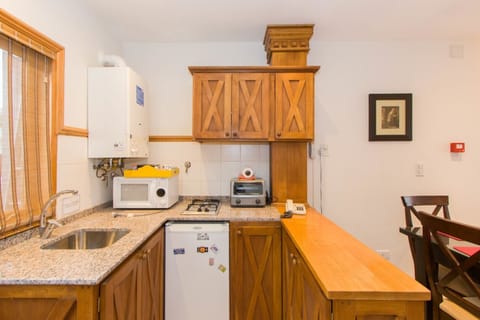 Deluxe Cabin | Private kitchen | Fridge, microwave, oven, cookware/dishes/utensils