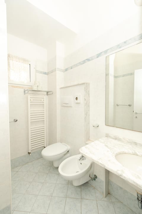 Quadruple Room | Bathroom | Shower, rainfall showerhead, free toiletries, hair dryer