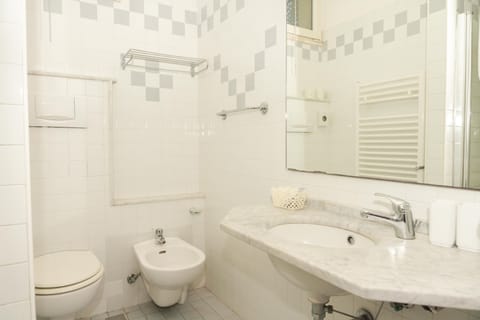 Triple Room | Bathroom | Shower, rainfall showerhead, free toiletries, hair dryer